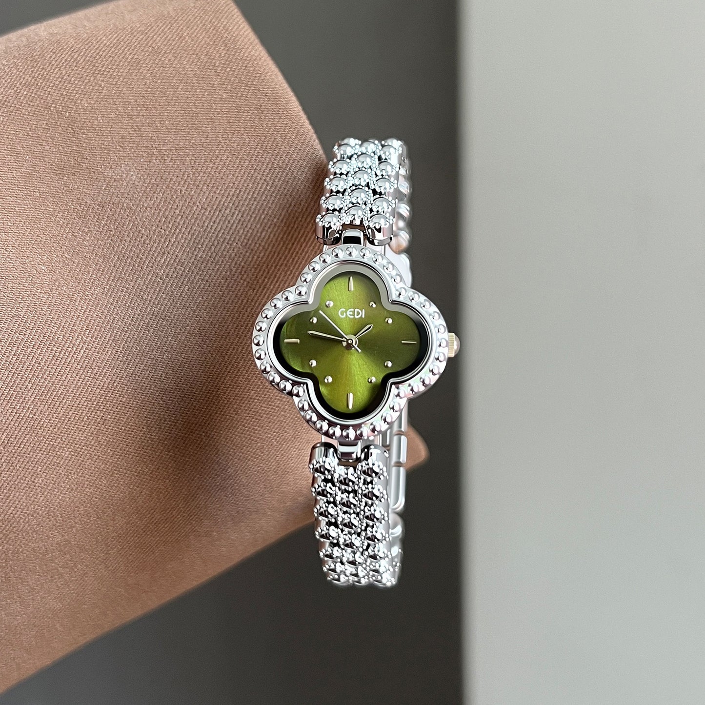 Women's Luxury Four-Leaf Clover Watch, Crystal-Embellished Metal Band Quartz Wristwatch, Elegant Versatile Timepiece