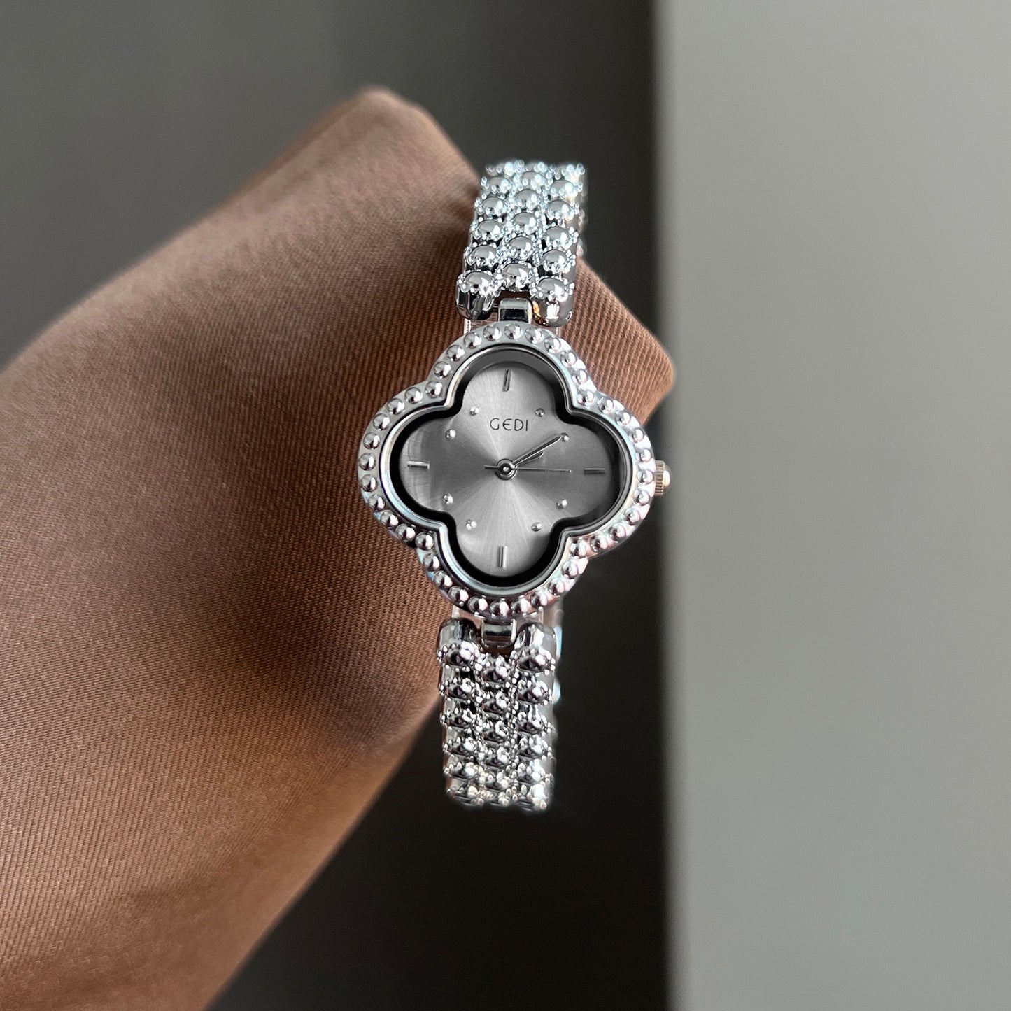 Women's Luxury Four-Leaf Clover Watch, Crystal-Embellished Metal Band Quartz Wristwatch, Elegant Versatile Timepiece