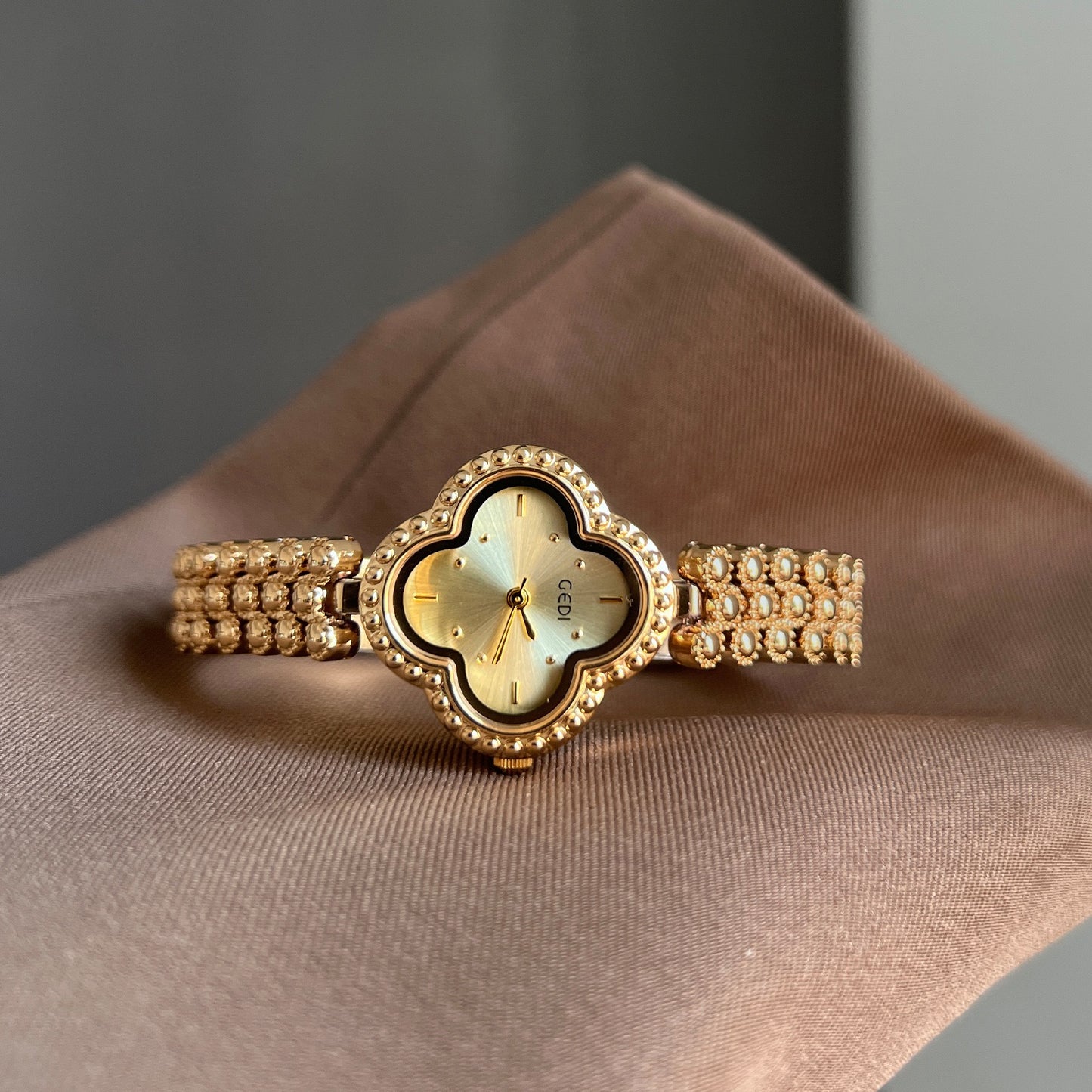 Women's Luxury Four-Leaf Clover Watch, Crystal-Embellished Metal Band Quartz Wristwatch, Elegant Versatile Timepiece