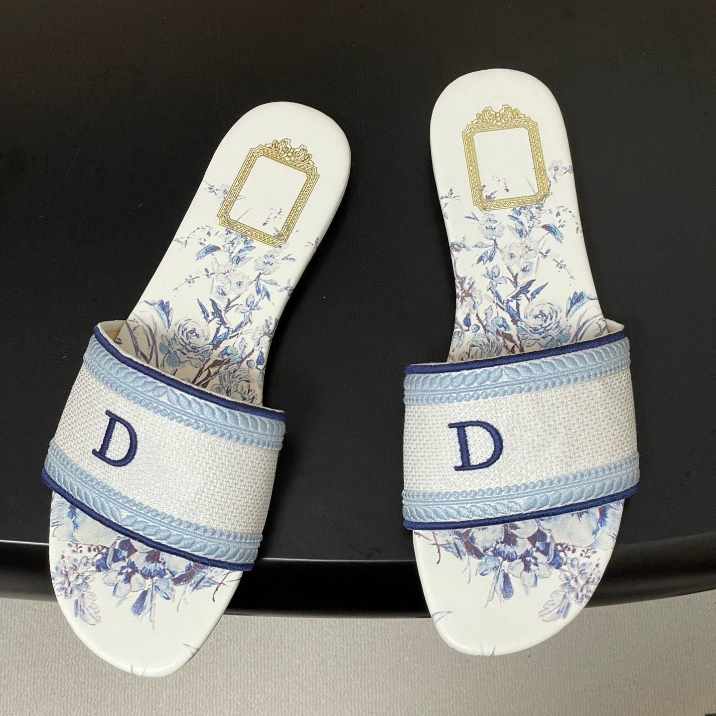 【#A291】Women's Floral Printed Slide Sandals, Embroidered Letter D Flat Non-Slip Outdoor Slippers