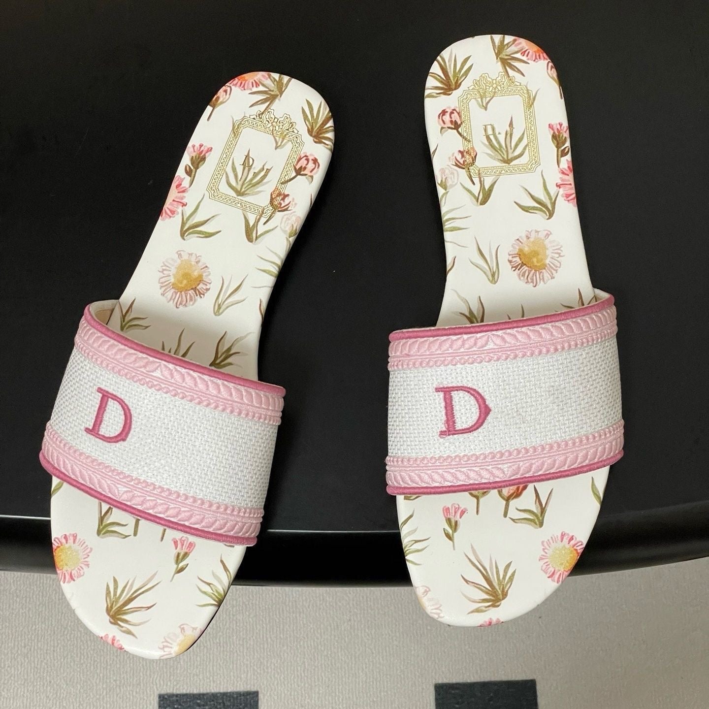 【#A291】Women's Floral Printed Slide Sandals, Embroidered Letter D Flat Non-Slip Outdoor Slippers