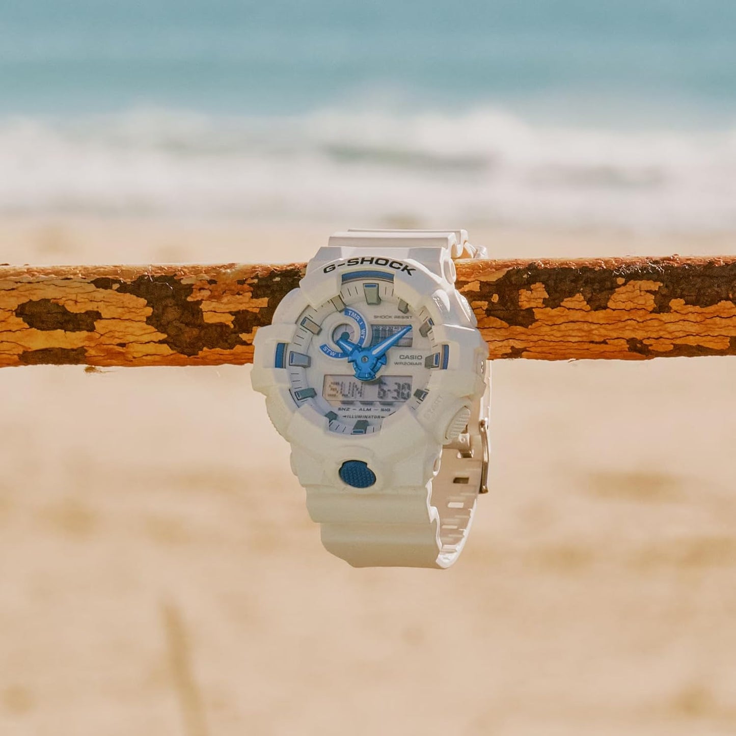 HOTCasio G-Shock GA700HDS-7A Hidden Glow Collection Watch