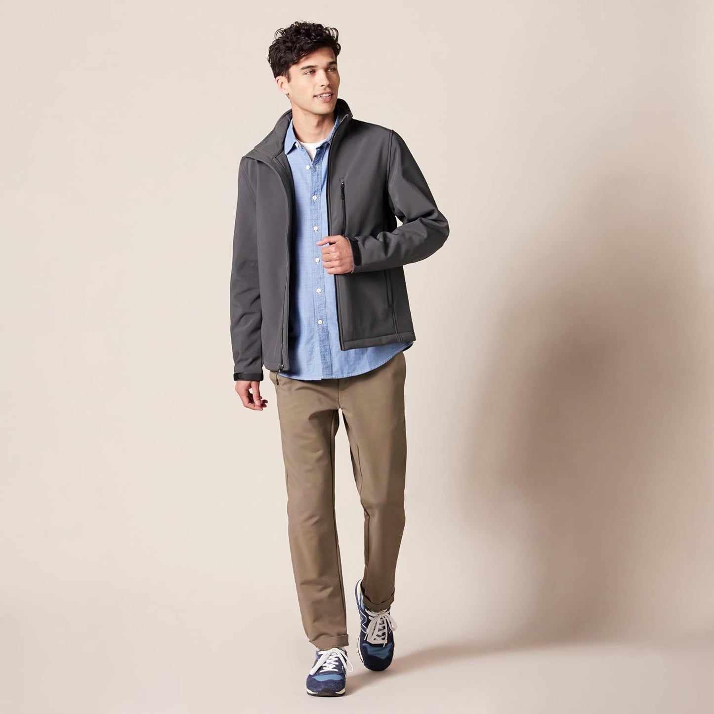 HOTAmazon Essentials Men's Regular-Fit Long-Sleeve Lightweight Cotton Chambray Shirt with Pockets