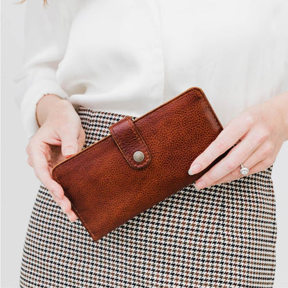 HOTPortland Leather Goods Women's Bifold Wallet – Slim Design with Secure Snap, 8 Card Slots & Interior Zipper Pocket – Nutmeg