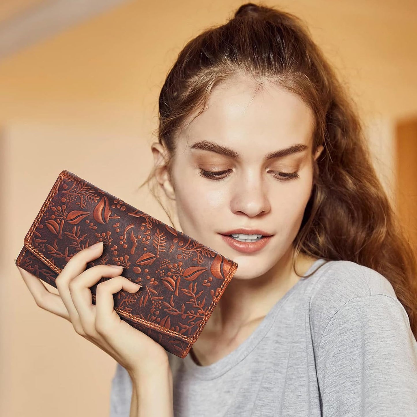 HOTVALENCHI Women's Leather Wallet - RFID Blocking Wallet - Ladies Clutch Hand Purse With Card Holder Slots (Cognac Vintage LW03)