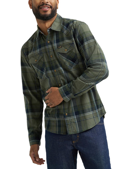 HOTWrangler Men's Iconic Regular Fit Snap Shirt