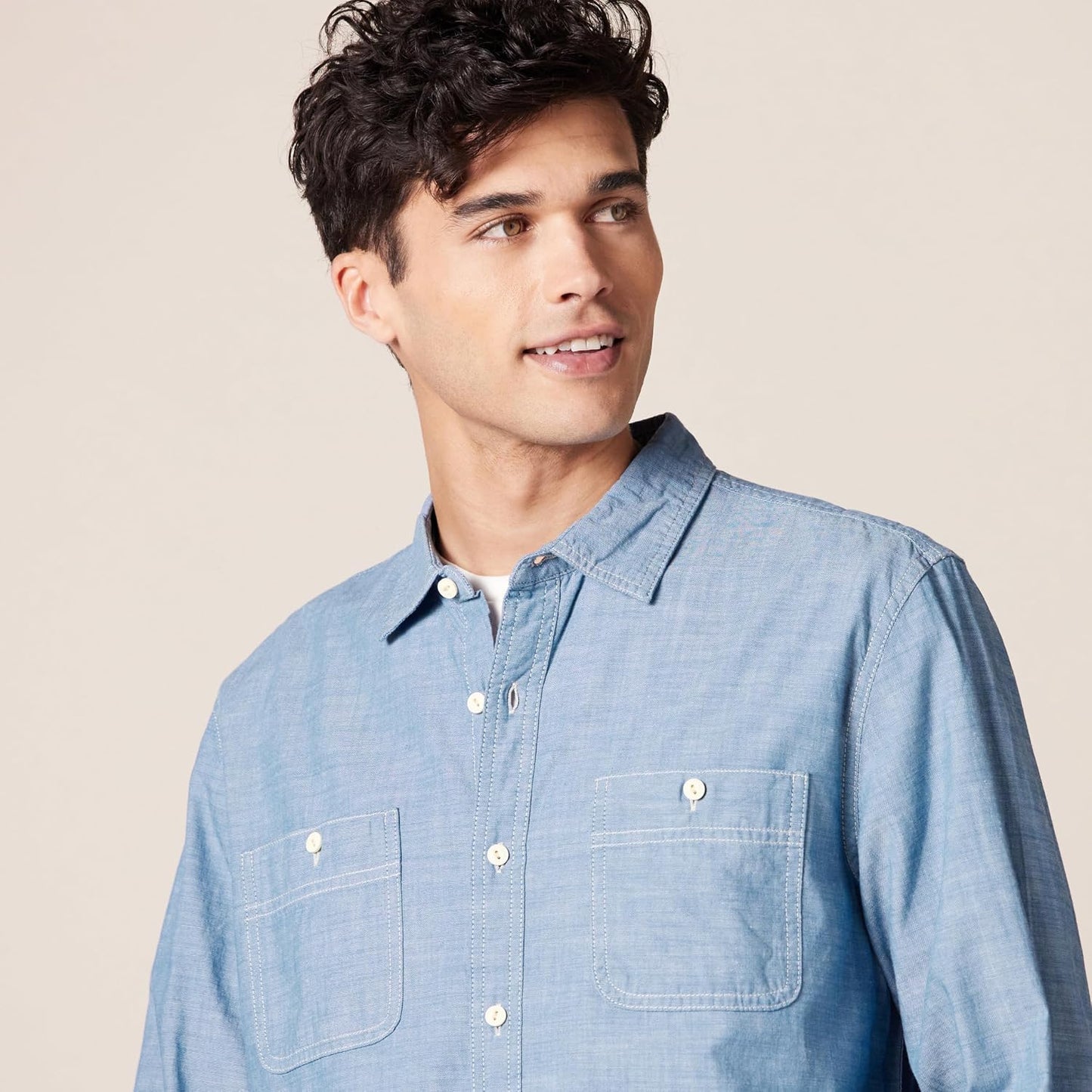 HOTAmazon Essentials Men's Regular-Fit Long-Sleeve Lightweight Cotton Chambray Shirt with Pockets